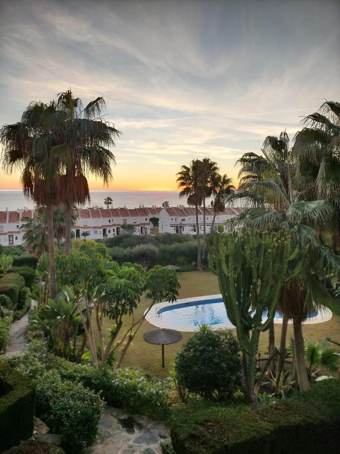 Appartement Met Zeezicht En Vlakbij Het Strand Манилва Экстерьер фото