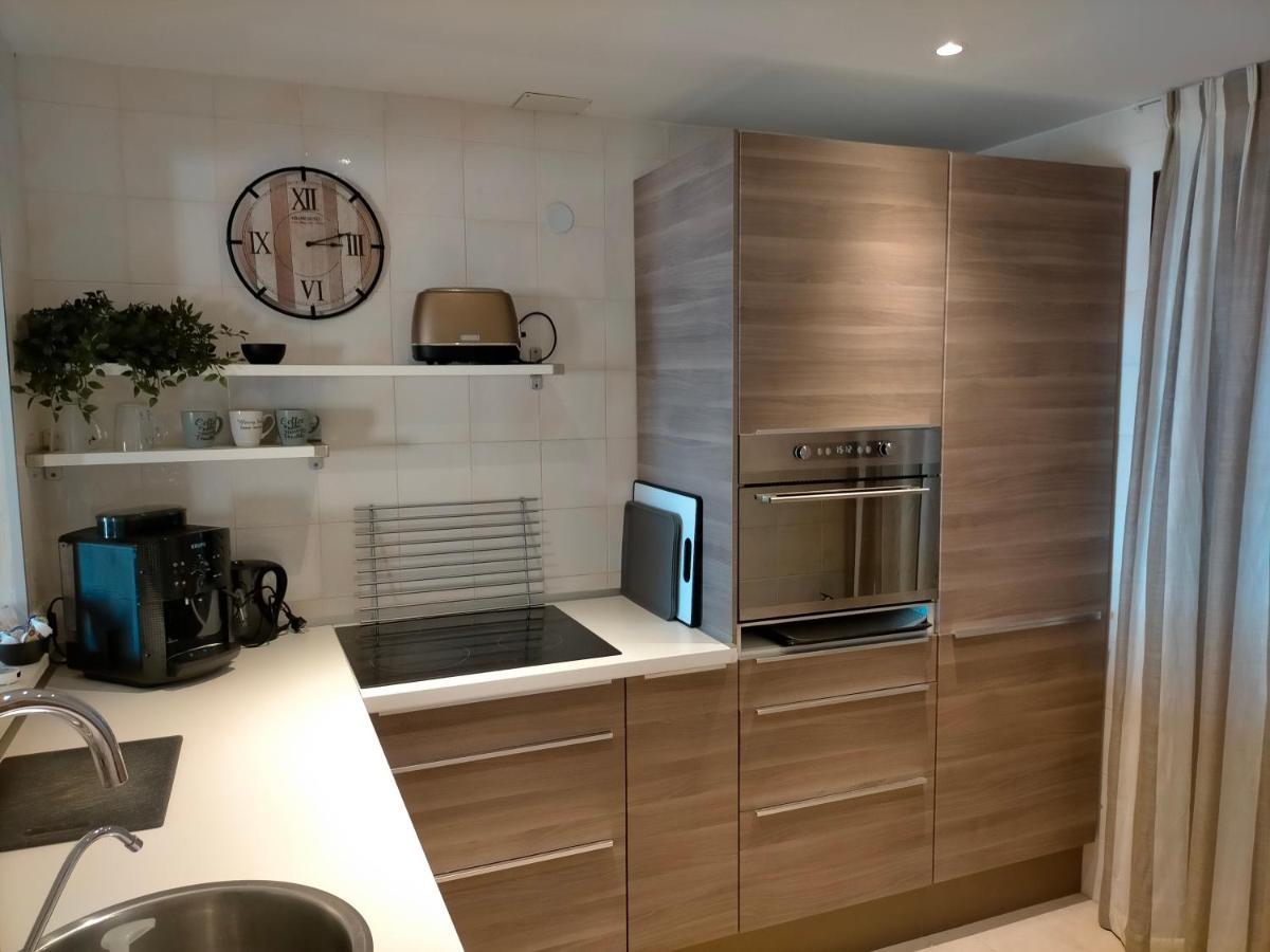 Appartement Met Zeezicht En Vlakbij Het Strand Манилва Экстерьер фото